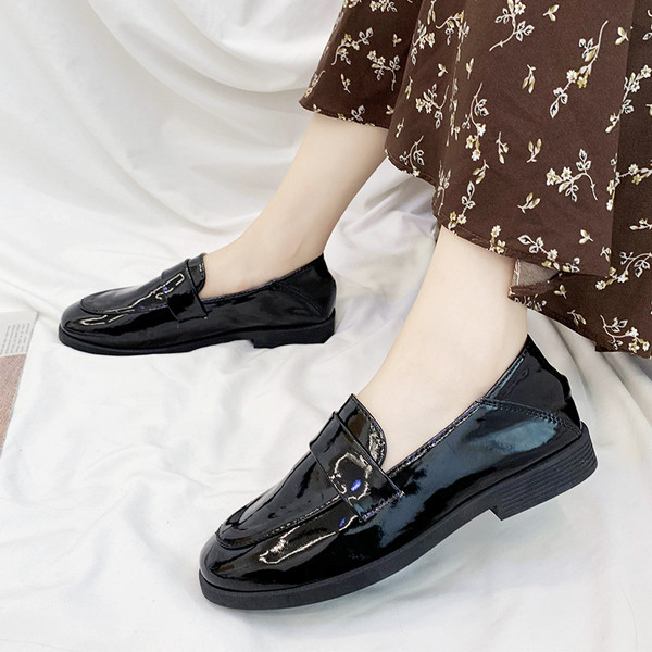 Καθημερινά γυναικεία παπούτσια σε μαύρο χρώμα με ίσια σόλα - δύο μοντέλα