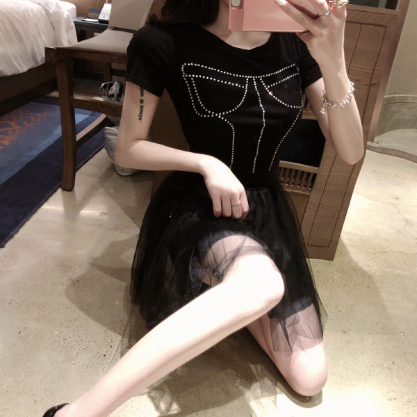 Must naiste kleit kivide ja tülliga