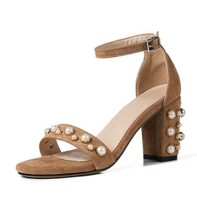 Γυναικεία σανδάλια σε οικολογικό βελούδο με χαμηλό τετράγωνο τακούνι  με πέρλες