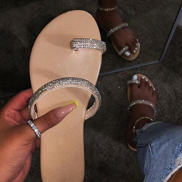 Lapos talpú, díszítő kövekkel ellátott női papucs