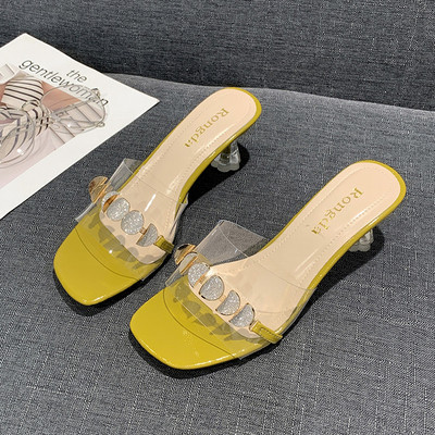 Női papucs nem szabványos sarokkal és fém elemmel