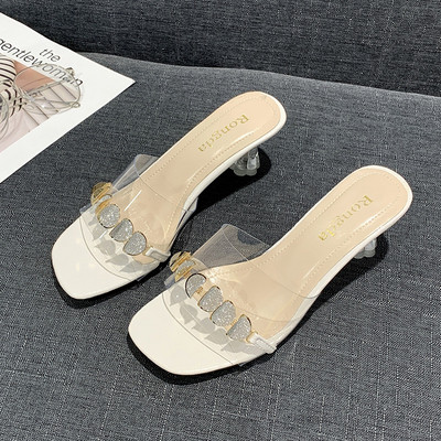 Női papucs nem szabványos sarokkal és fém elemmel