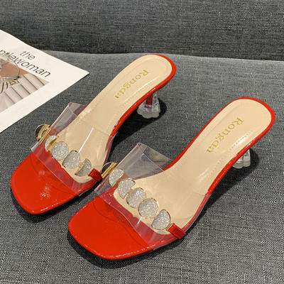 Női papucs nem szabványos sarokkal és fém elemmel