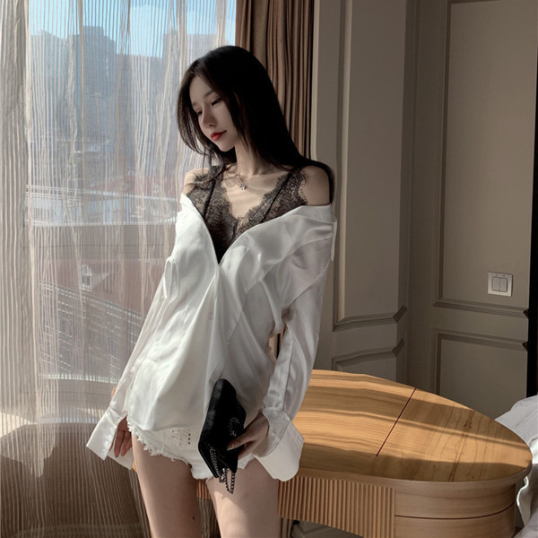 Satīna sieviešu krekls ar nolaistām piedurknēm un mežģīņu elementiem