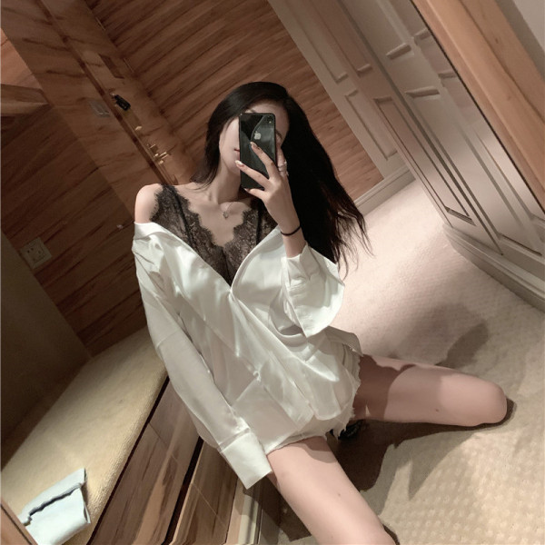 Satīna sieviešu krekls ar nolaistām piedurknēm un mežģīņu elementiem