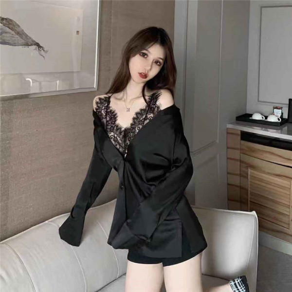 Satīna sieviešu krekls ar nolaistām piedurknēm un mežģīņu elementiem