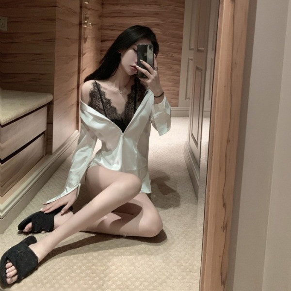 Satīna sieviešu krekls ar nolaistām piedurknēm un mežģīņu elementiem