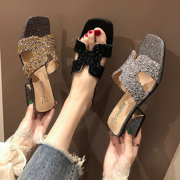 Sieviešu modernas čības ar biezu papēdi un spīdīgu efektu