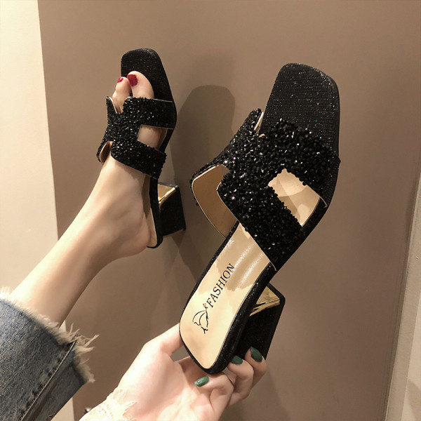 Sieviešu modernas čības ar biezu papēdi un spīdīgu efektu