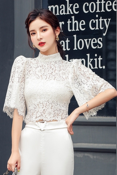 Sieviešu mežģīņu blūze ar zemu apkakli un platām piedurknēm