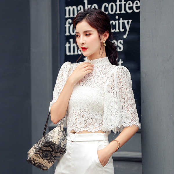 Sieviešu mežģīņu blūze ar zemu apkakli un platām piedurknēm