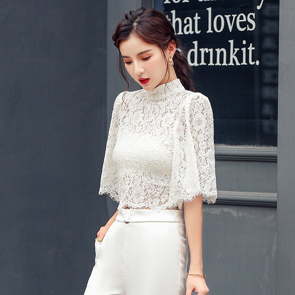 Sieviešu mežģīņu blūze ar zemu apkakli un platām piedurknēm