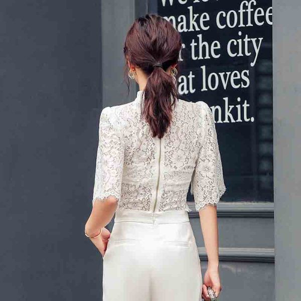 Sieviešu mežģīņu blūze ar zemu apkakli un platām piedurknēm