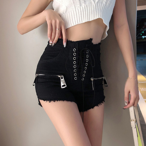 Μαύρα  γυναικεία σορτς με κορδόνι και φερμουάρ