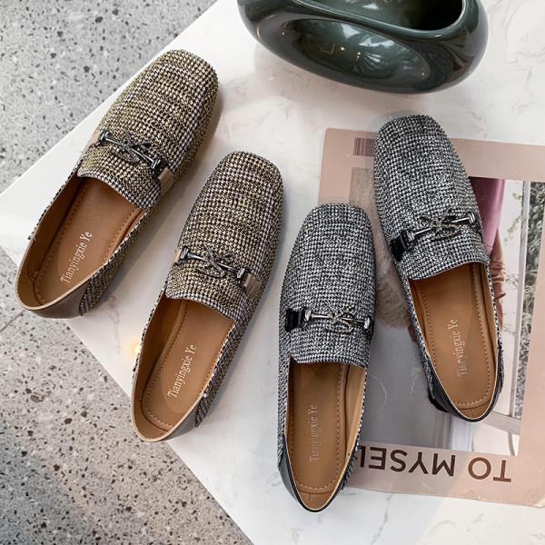 Laisvalaikio moteriški languoti batai su metaliniu elementu