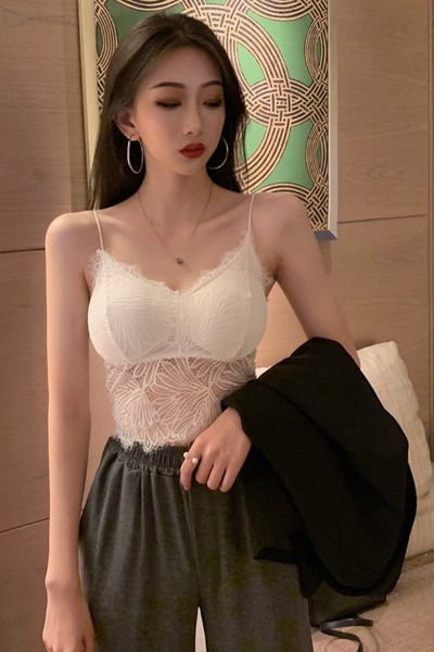 Sieviešu mežģīņu tops ar špica kakla izgriezumu un plānām lencītēm