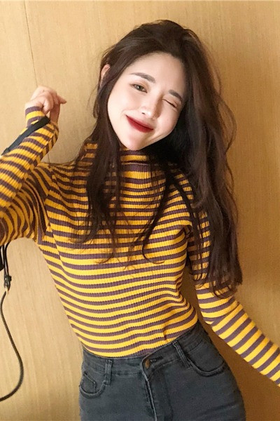 Csíkos női blúz félmagas gallérral