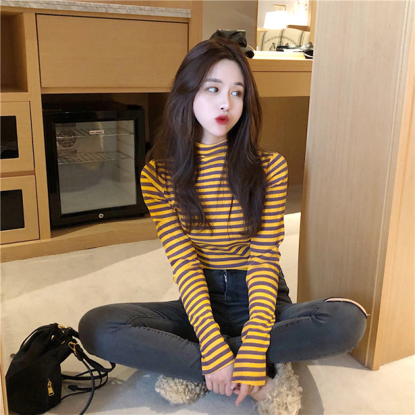 Csíkos női blúz félmagas gallérral