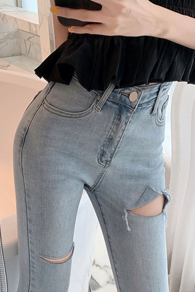 Lengvi moteriški džinsai Lieknas modelis aukštu liemeniu ir suplėšytais motyvais