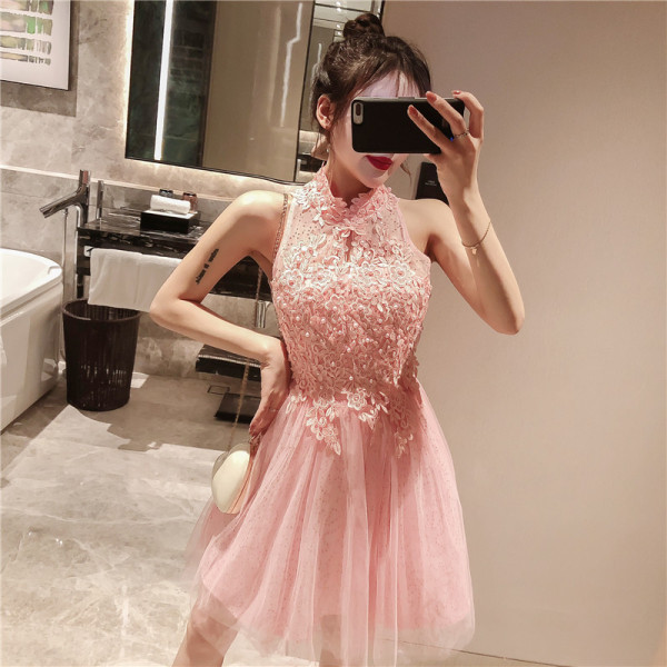 Κομψό γυναικείο φόρεμα με τούλι και δαντέλα