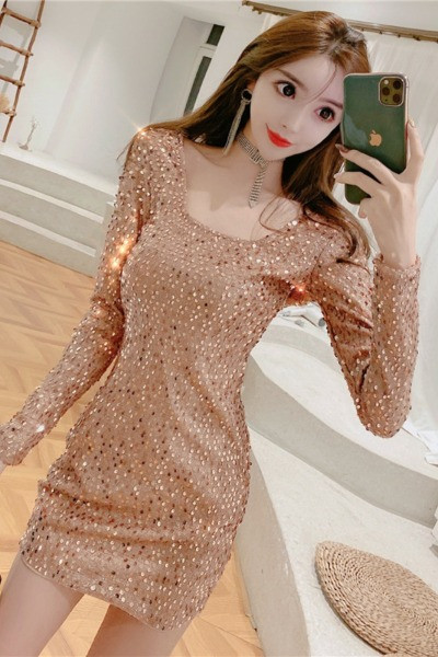 Sieviešu kleita ar atkailinātu muguru un fliteriem