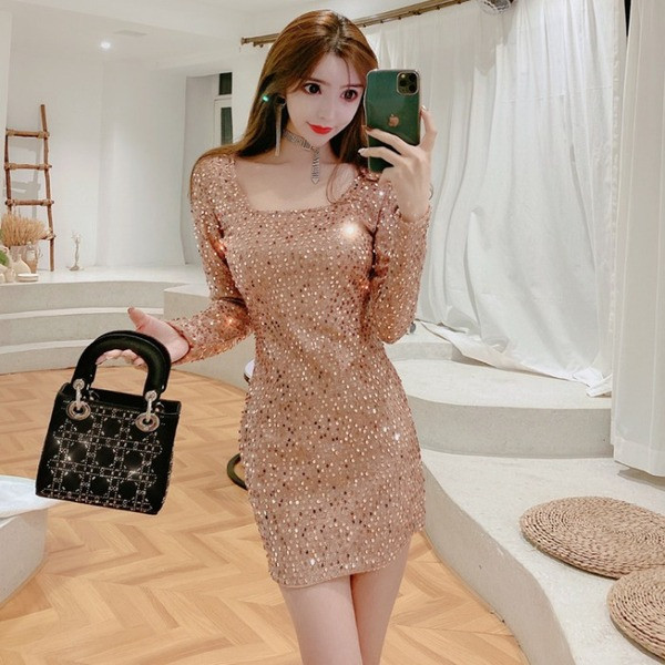 Sieviešu kleita ar atkailinātu muguru un fliteriem