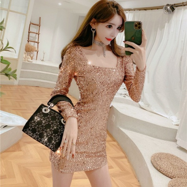 Sieviešu kleita ar atkailinātu muguru un fliteriem