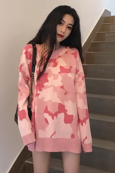 Ροζ καμουφλάζ πουλόβερ με οβάλ λαιμόκοψη