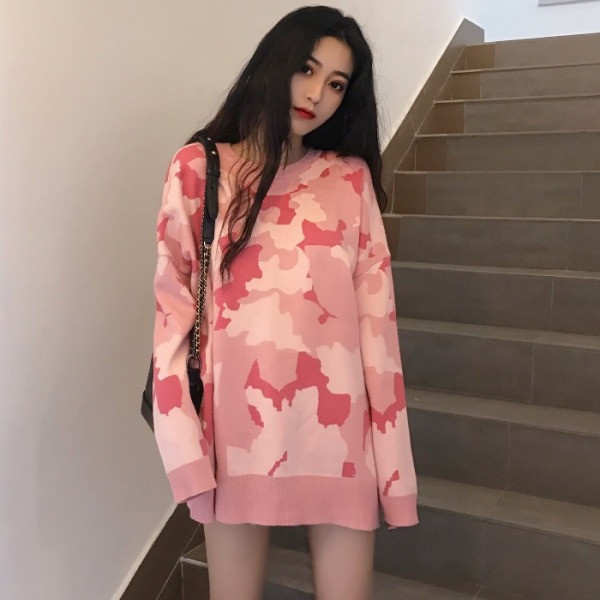 Ροζ καμουφλάζ πουλόβερ με οβάλ λαιμόκοψη