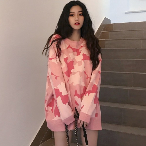 Ροζ καμουφλάζ πουλόβερ με οβάλ λαιμόκοψη