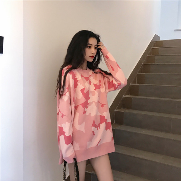 Ροζ καμουφλάζ πουλόβερ με οβάλ λαιμόκοψη