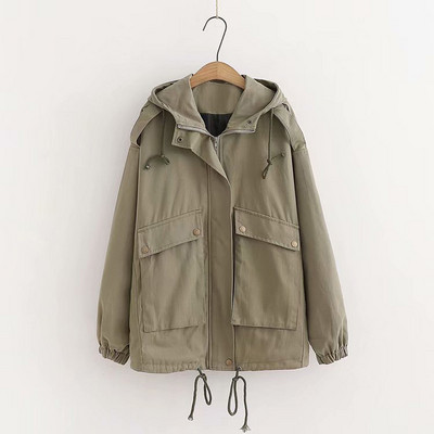 Sieviešu pavasara-rudens jakas plats modelis ar kapuci