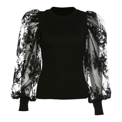 Modern női blúz ovális nyakkivágással és széles ujjú csipkével