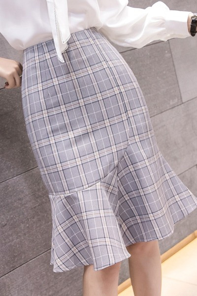 Rūtainu sieviešu svārku piegriezuma modelis ar augstu vidukli