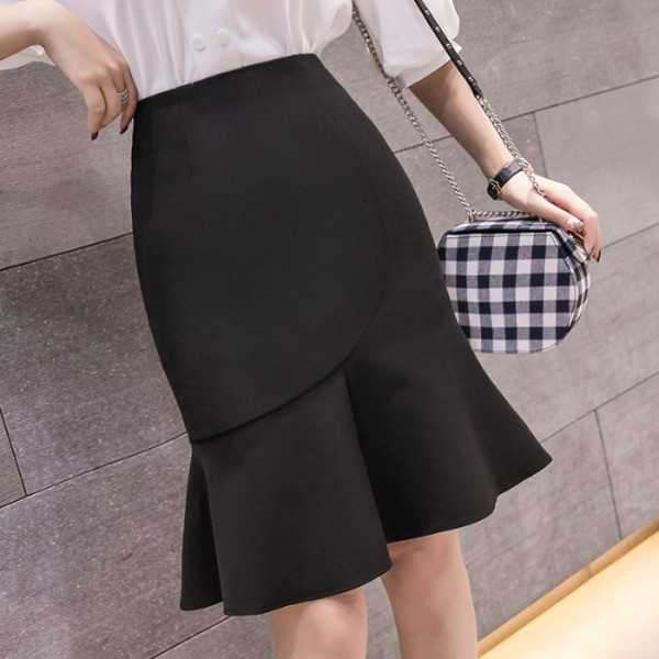 Rūtainu sieviešu svārku piegriezuma modelis ar augstu vidukli