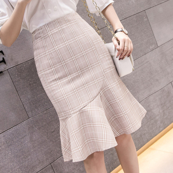 Rūtainu sieviešu svārku piegriezuma modelis ar augstu vidukli