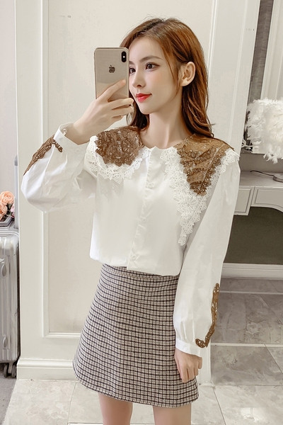 Stílusos női ing kerek nyakkivágással és csipkével