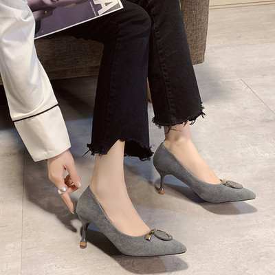 Stilīgs sieviešu apavu smails modelis ar sprādzi un plānu papēdi