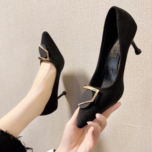 Stilīgs sieviešu apavu smails modelis ar sprādzi un plānu papēdi