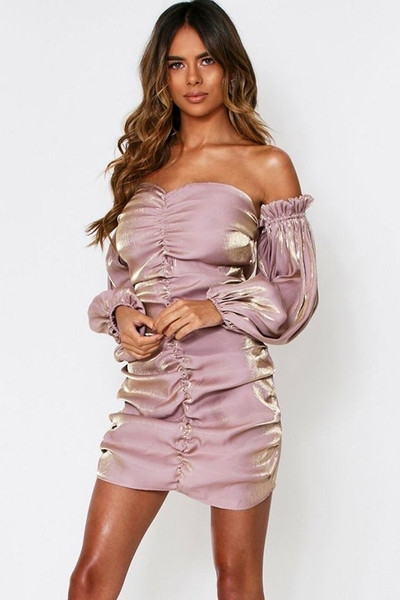 Aktuális női ruha testre szabott modell leejtett ujjakkal, fényes hatású