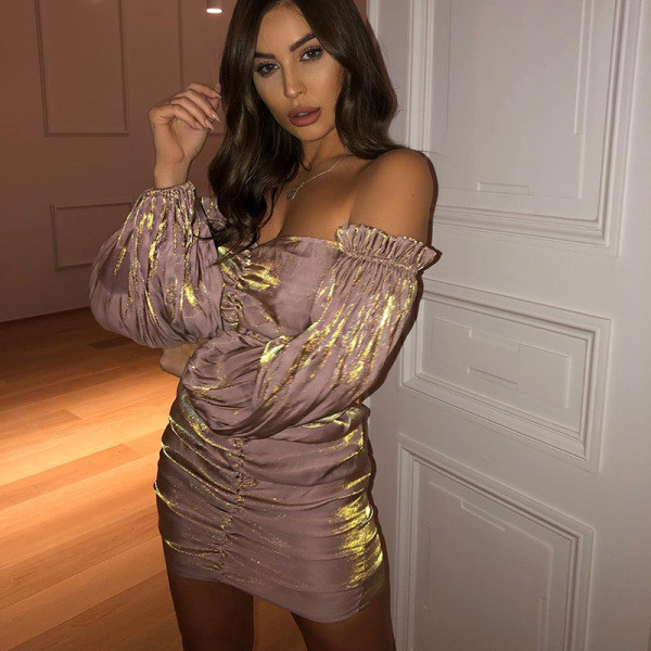 Aktuális női ruha testre szabott modell leejtett ujjakkal, fényes hatású