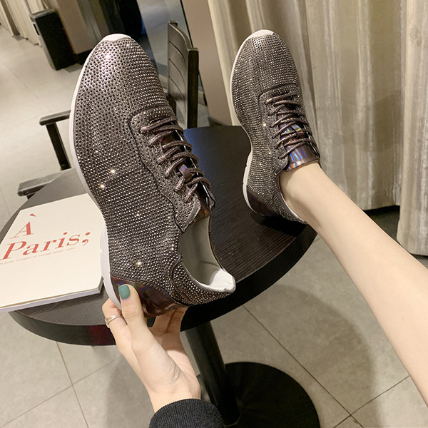 Alkalmi női tornacipő kövekkel