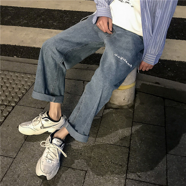 Ανδρικό μοντέλο τζιν ευρύ μοντέλο με επιγραφή