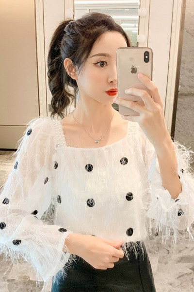 Moderna sieviešu blūze ar kvadrātveida kakla izgriezumu un pušķiem