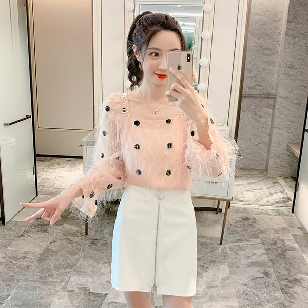 Moderna sieviešu blūze ar kvadrātveida kakla izgriezumu un pušķiem