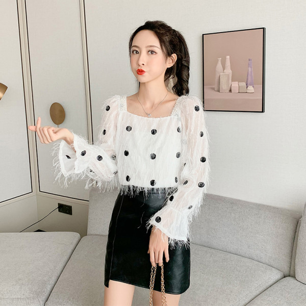 Moderna sieviešu blūze ar kvadrātveida kakla izgriezumu un pušķiem