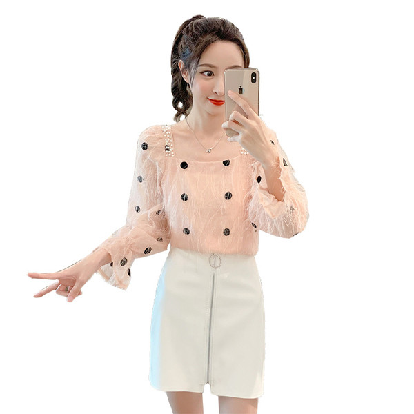 Moderna sieviešu blūze ar kvadrātveida kakla izgriezumu un pušķiem