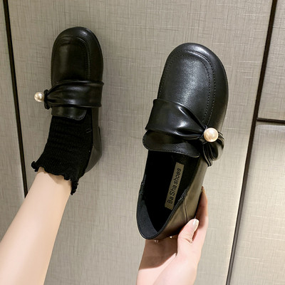 Γυναικείες ρετρό στυλ μοκασίνες με διακόσμηση πέρλες