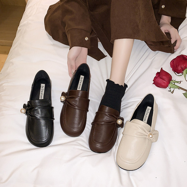 Γυναικείες ρετρό στυλ μοκασίνες με διακόσμηση πέρλες