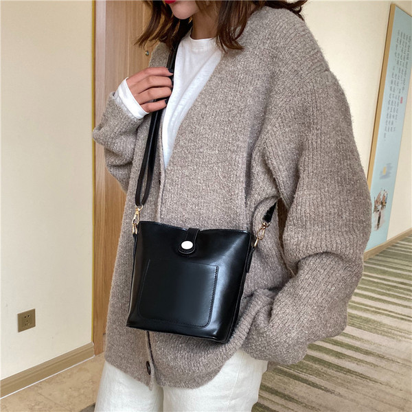 Κομψή γυναικελια τσάντα με μπροστινή τσέπη οικολογικό δέρμα